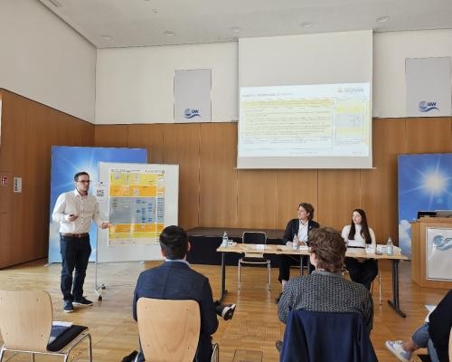 Kevin Schad von der Energieagentur Mittelbaden stellt den Ablaufplan in Stuttgart vor. Fotograf: Thabo von Roman