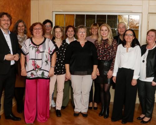 Das Foto zeigt Landrat Prof. Dr. Dusch und elf Frauen. Die Frauen sind Jubilarinnen mit 25 Dienstjahren.