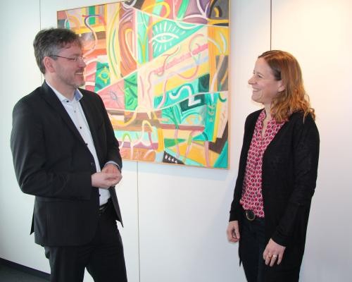 Das Foto zeigt Oberbürgermeisterin Monika Müller und Landrat Prof. Dr. Christian Dusch in seinem Amtszimmer. (Foto: Brigitte Östermann/LRA)