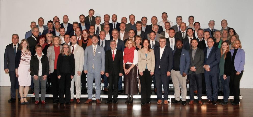 Das Gruppenfoto zeigt die Mitglieder des Kreistags bei der konstituierenden Sitzung im November 2024 Das Gruppenfoto zeigt die Mitglieder des Kreistags bei der konstituierenden Sitzung im November 2024
