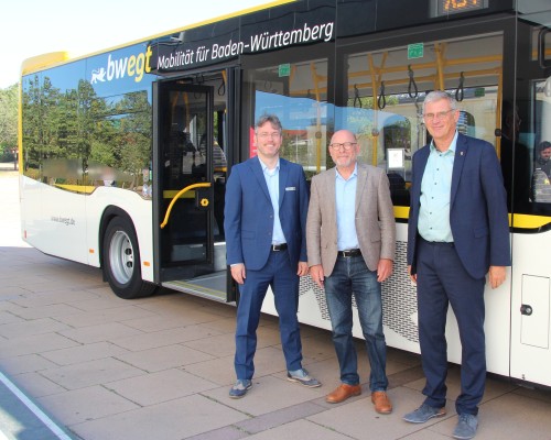 Das Foto zeigt von links nach rechts Landrat Dr. Christian Dusch, Verkehrsminister Winfried Hermann und Dezernent Mario Mohr (Foto: Bianca Kraft)