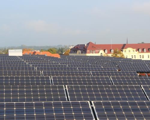 Das Foto zeigt Photovoltaikplatten auf dem Dach des Landratsamts.
