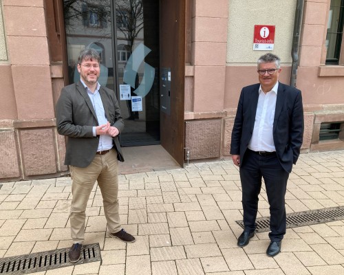 Das Foto zeigt Landrat Dr. Christian Dusch (links) und Oberbürgermeister Hubert Schnurr vor dem Rathaus in Bühl.