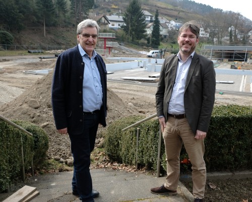 Das Foto zeigt Bürgermeister Hans-Peter Braun (links) und Landrat Dr. Christian Dusch bei der Baustelle des Freibads