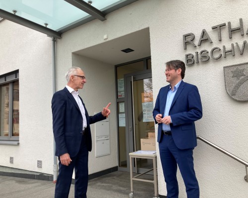 Das Foto zeigt Bürgermeister Robert Wein (links) mit Landrat Dr. Christian Dusch vor dem Rathaus in Bischweier.