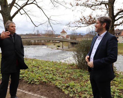 Das Bild zeigt Oberbürgermeister Christof Florus (links) und Landrat Dr. Christian Dusch beim Besuch im Murgpark vor der Flürscheimbrücke, im Volksmund bekannt als „Bananenbrücke“.