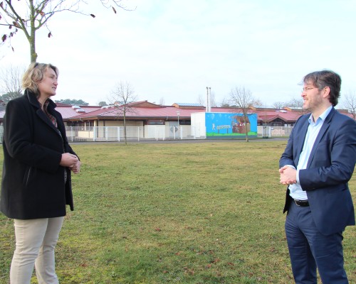 Das Foto zeigt Bürgermeisterin Kerstin Cee und Landrat Dr. Christian Dusch vor dem kommunalen Kinderhaus Spielkiste