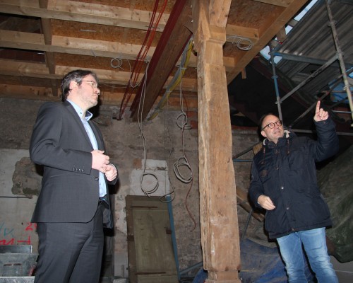Das Foto zeigt Landrat Dr. Christian Dusch (links) und Bürgermeister Helmut Pautler beim Besuch in der Rathaus-Baustelle