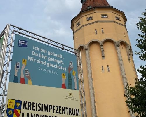 Das Foto zeigt das Kreisimpfzentrum im ehemaligen Café Pagodenburg beim Rastatter Wasserturm. (Foto: Tanja Fritz/Landratsamt)