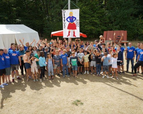 Das Foto zeigt die TeilnehmerInnen der zweiten Zeltfreizeit des Landkreises Rastatt in Dittwar bei Tauberbischofsheim (Foto: Florian Schneider)