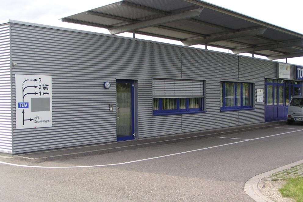 Das Foto zeigt das Gebäude der Außenstelle der Kfz-Zulassungsstelle in Bühl