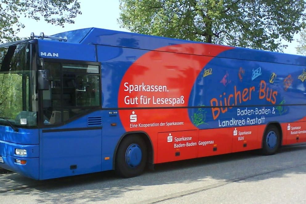 Das Foto zeigt den Bücherbus des Landkreises Rastatt und des Stadtkreise Baden-Baden
