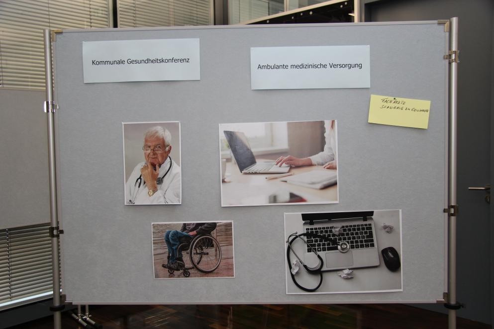 Das Foto zeigt eine Pinnwand der Arbeitsgruppe "Ambulante medizinische Versorgung"