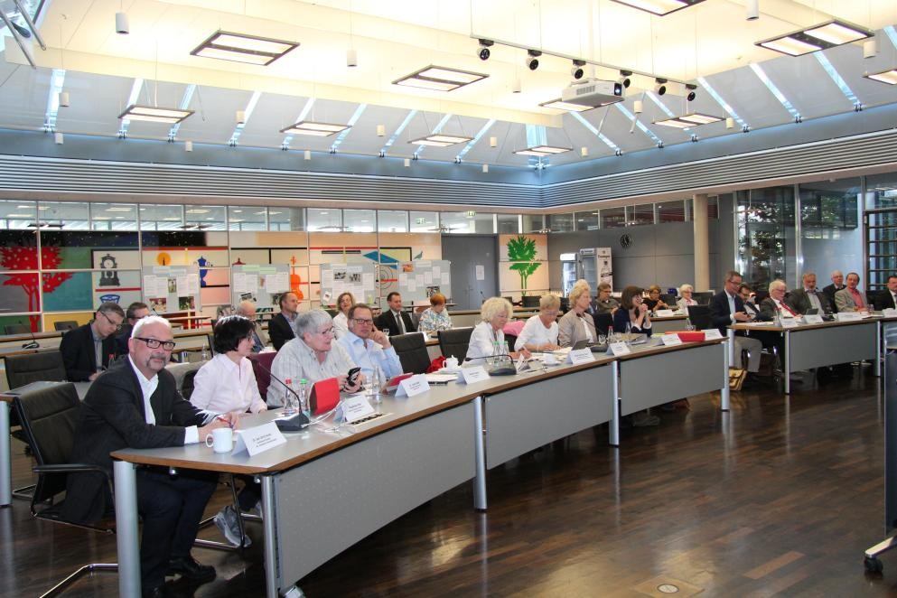 Das Foto zeigt die Teilnehmer der Zweiten Sitzung des Plenums