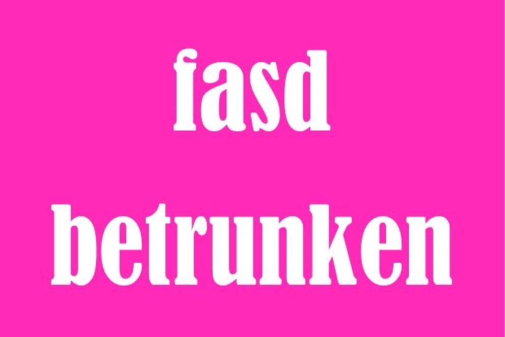 Das Foto zeigt den Schriftzug "fasd betrunken" in weißen Buchstaben auf pinkem Hintergrund
