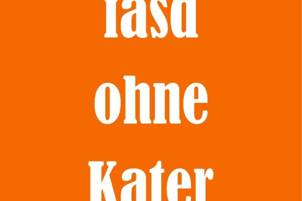 Das Foto zeigt den Schriftzug "fasd ohne Kater" in weißen Buchstaben auf orangenem Hintergrund