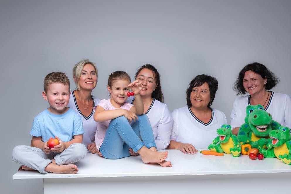 Das Team der RAGZ Das Foto zeigt drei Frauen, die jeweils eine Handpuppe in der Hand halten.