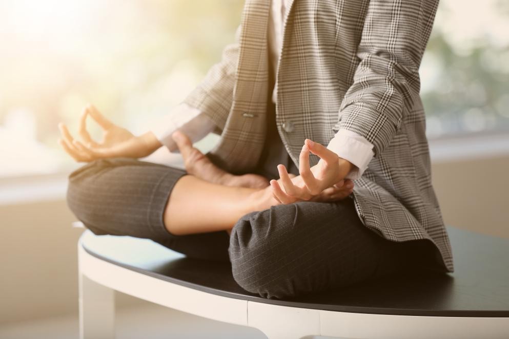 Das Foto zeigt eine sitzende Yoga-Position