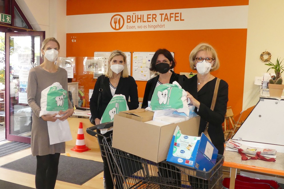 Das Foto zeigt Dr. Eva Schultz (links), Leiterin des Gesundheitsamtes, mit dem Team der RAGZ bei der Spendenübergabe in der Bühler Tafel / Foto: Natalya Huxmann
