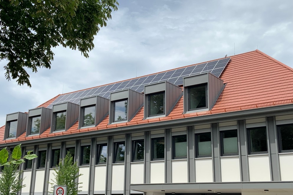 Das Foto zeigt die PV-Anlage auf dem Dach des Verwaltungsgebäudes Lyzeumstraße 23 in Rastatt (Foto: LRA/Julia Liß)