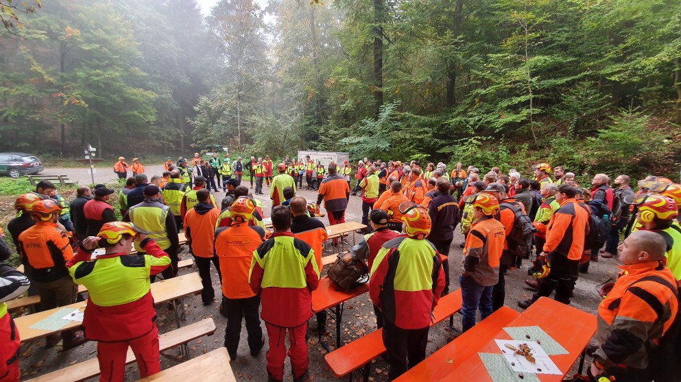 Das Foto zeigt viele Forstleute und Forstunternehmer in Arbeitsschutzkleidung mitten in einem Wald. Sie alle nlle nehmen am gemeinsamen Fortbildungstag der Forstämter des Landkreises Rastatt und der Stadt Baden-Baden teil. Foto: Markus Krebs/Landratsamt Rastatt