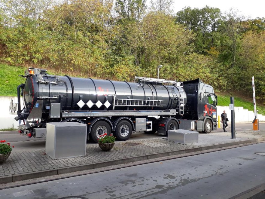 Das Foto zeigt einen schwarzen Lastwagen. Dieser erste LKW mit Sickerwasserkonzentrat wird verwogen und verlässt die Deponie in Richtung Sonderabfallverbrennungsanlage. Foto: Regine Krug/Abfallwirtschaftsbetrieb
