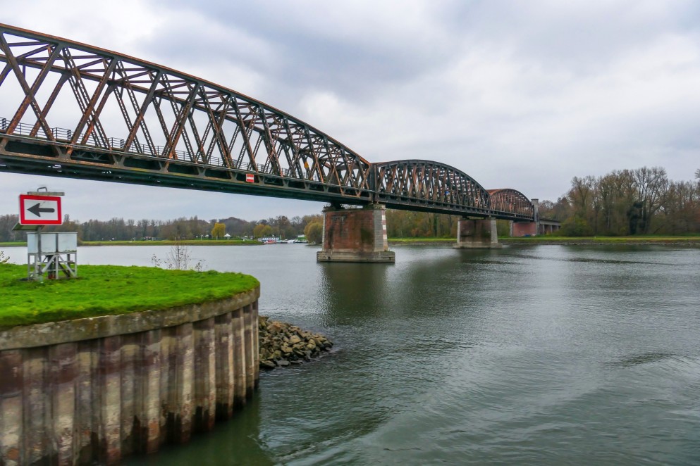 Das Foto zeigt die Rheinbrücke Wintersdorf vom Wasser aus. Die Brücke verbindet die deutsche und die französische Seite des Rheins.  s. Foto: Thomas Nissen / Landratsamt Rastatt