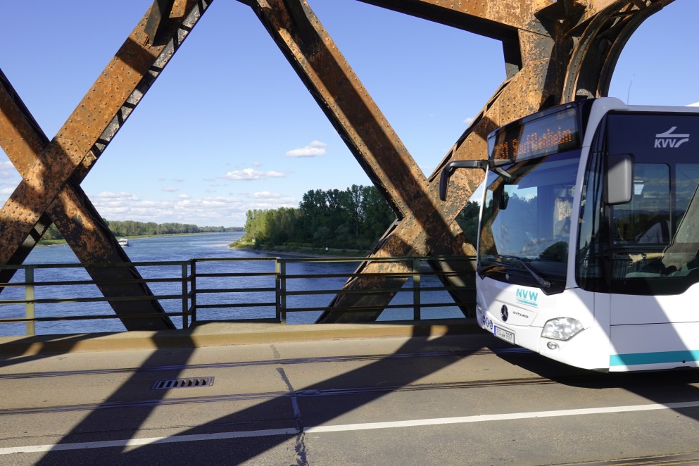 Das Foto zeigt den Anfang eines Busses, der über eine Brücke fährt.