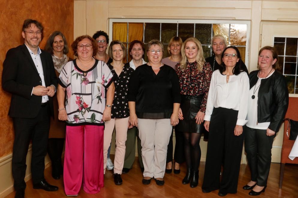 Das Foto zeigt Landrat Prof. Dr. Dusch und elf Frauen. Die Frauen sind Jubilarinnen mit 25 Dienstjahren.