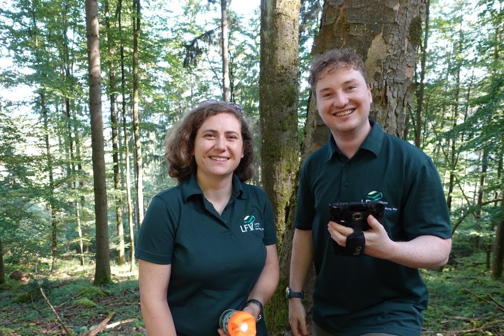 Das Foto zeigt auf der rechten Seite Patrick Lehmann und auf der linken Seite Sophia Krieg, die seit 2023 beide Trainees beim Forstamt sind. (Bild: V. Böhner)