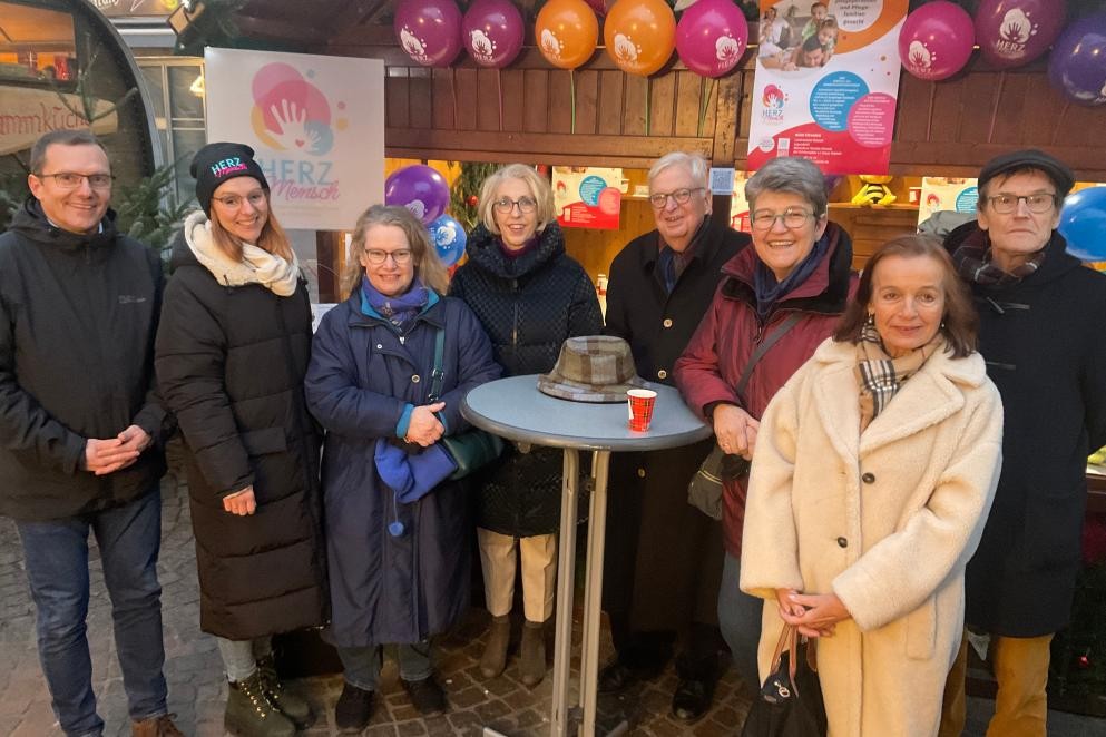 Jugendamtsleiter Gerald Maisberger mit der Verbindungsperson des Jugendamtes zum Lions-Club, Helena Effenberger, und Mitgliedern des Lions-Club Baden-Baden Hohenbaden auf dem Rastatter Weihnachtsmarkt (v.l.n.r.). Foto: Tobias Ruppert/LRA Jugendamtsleiter Gerald Maisberger mit der Verbindungsperson des Jugendamtes zum Lions-Club, Helena Effenberger, und Mitgliedern des Lions-Club Baden-Baden Hohenbaden auf dem Rastatter Weihnachtsmarkt (v.l.n.r.). Foto: Tobias Ruppert/LRA