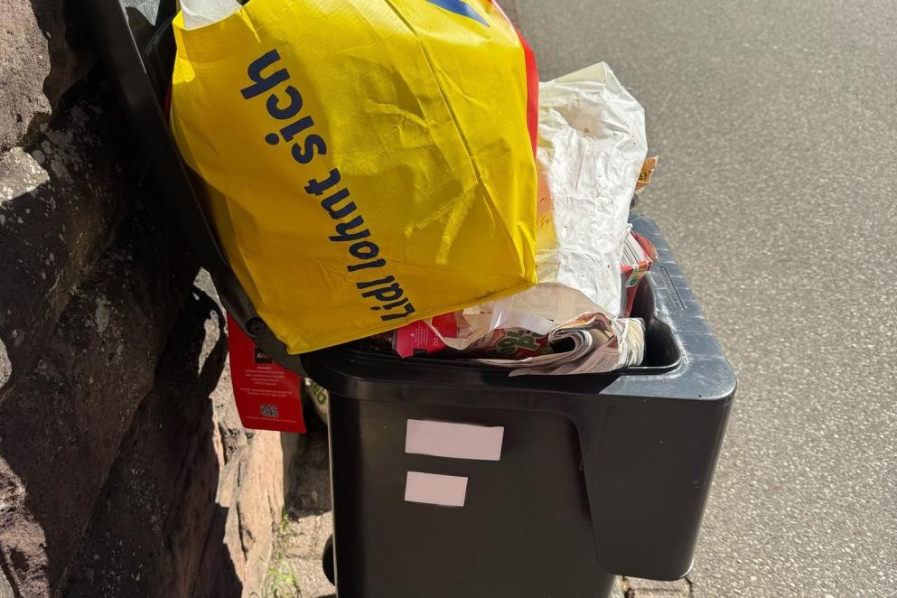 Überfüllte Abfallbehälter, bei denen der Deckel nicht geschlossen ist, werden nicht geleert. Foto: MERB Das Foto zeigt eine überfüllte graue Tonne.