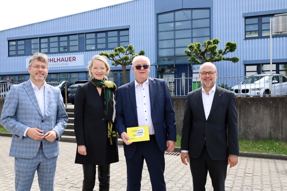 Preisverleihung bei Firma Kohlhauer (von links): Landrat Prof. Dr. Christian Dusch, Landesumweltministerin Thekla Walker, Managing Director Rolf Willm (Firma Kohlhauer) und Bürgermeister Andreas Paul (Gaggenau). Foto: UM BW Das Foto zeigt von links nach rechts Landrat Prof. Dr. Christian Dusch, Landesumweltministerin Thekla Walker, Managing Director Rolf Willm (Firma Kohlhauer) und Bürgermeister Andreas Paul (Gaggenau) bei der Preisverleihung vor der Firma Kohlhauer. Foto: UM BW