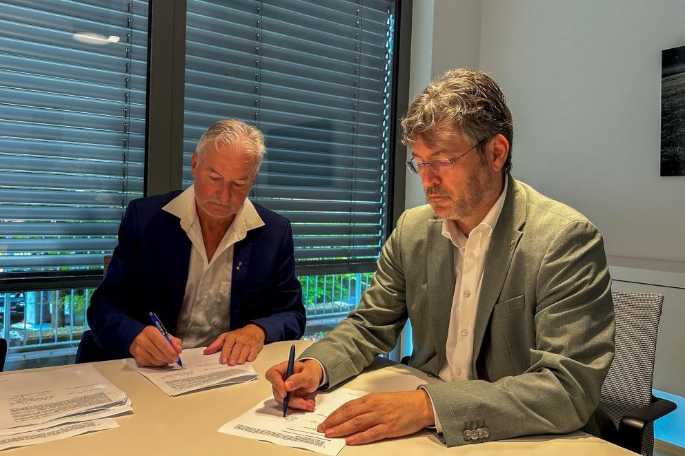 Landrat Prof. Dr. Christian Dusch (rechts) und Oberbürgermeister Dietmar Späth bei der Unterzeichnung des Gesellschaftervertrags. Foto: Jonas Sertl/Stadt Baden-Baden Landrat Prof. Dr. Christian Dusch (rechts) und Oberbürgermeister Dietmar Späth bei der Unterzeichnung des Gesellschaftervertrags. Foto: Jonas Sertl/Stadt Baden-Baden