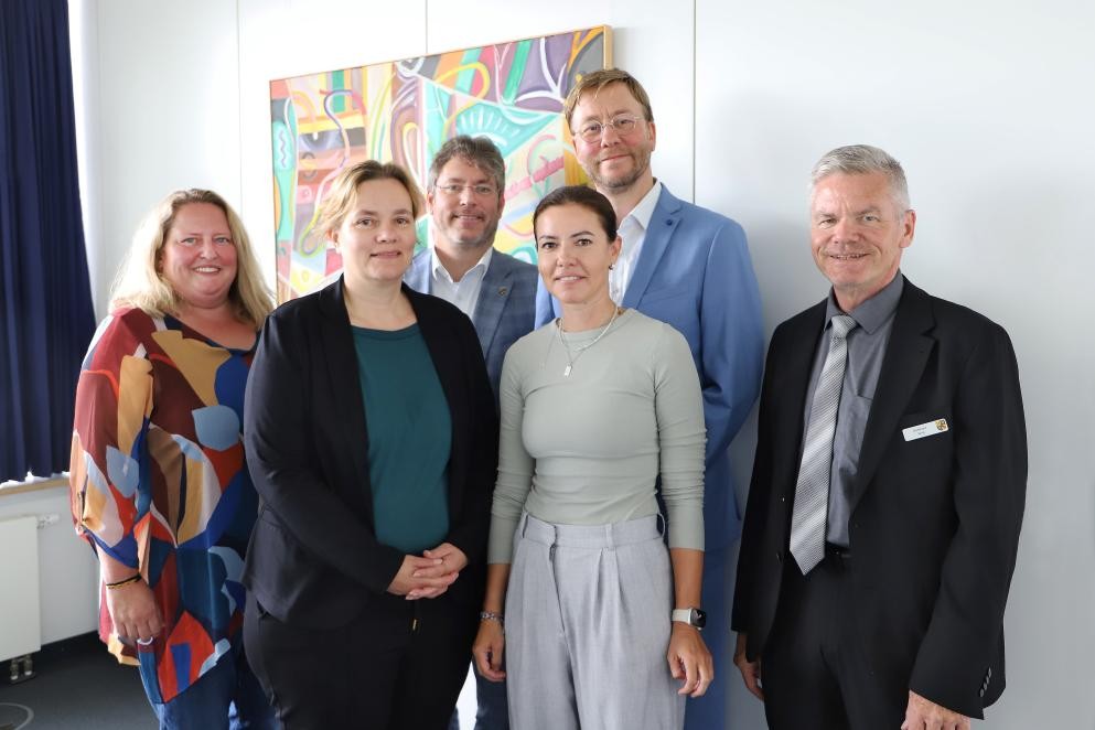 Abschied im Landratsamt (von links): Diana Wolf (Schul-verwaltung im Landratsamt), Schulrätin Martina Billinger-Knaus (Staatliches Schulamt Rastatt), Landrat Prof. Dr. Christian Dusch, Maike Tworuschka (künftige kommissari-sche Schulleiterin), Manuel Metzmaier (bisheriger Schul-leiter) und Dezernent Burkhard Jung (Landratsamt). Foto: Ramona Heck/Landratsamt Abschied im Landratsamt (von links): Diana Wolf (Schul-verwaltung im Landratsamt), Schulrätin Martina Billinger-Knaus (Staatliches Schulamt Rastatt), Landrat Prof. Dr. Christian Dusch, Maike Tworuschka (künftige kommissari-sche Schulleiterin), Manuel Metzmaier (bisheriger Schul-leiter) und Dezernent Burkhard Jung (Landratsamt). Foto: Ramona Heck/Landratsamt