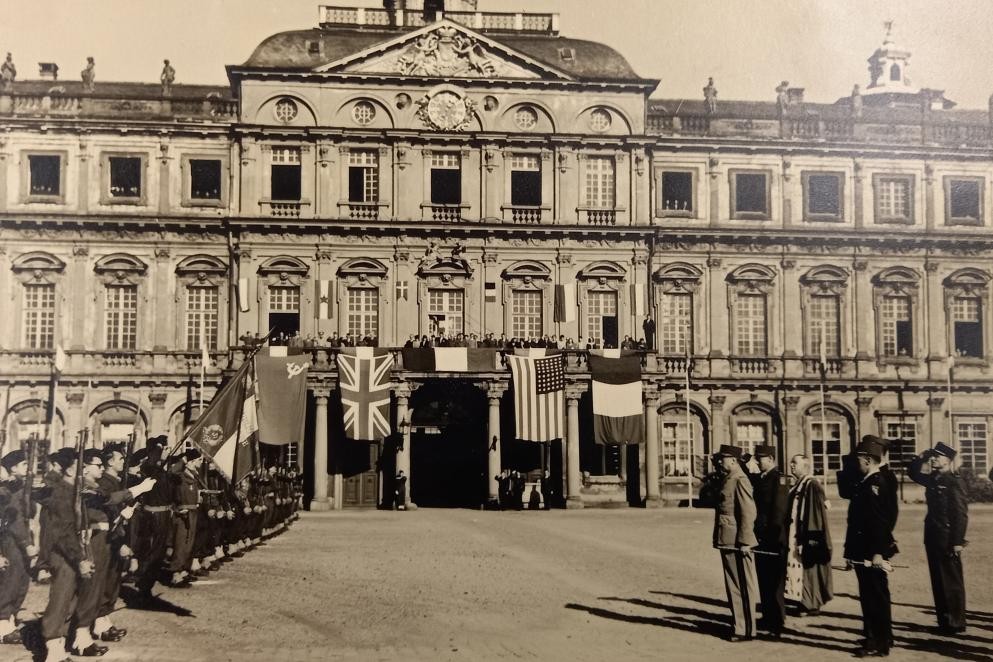 Rastatter Prozesse, Ehrenhof, Oktober 1947. Bildquelle: Kreisarchiv Rastatt, Nachlass Joseph Granier Das historische Foto zeigt den Ehrenhof des Rastatter Schlosses bei den Rastatter Prozessen im Oktober 1947. Bildquelle: Kreisarchiv Rastatt, Nachlass Joseph Granier