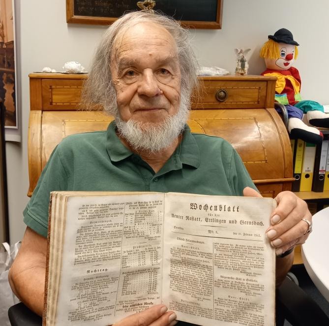 Johannes Werner überlässt dem Kreisarchiv historische Bände des Rastatter Wochenblatts. Foto: Martin Walter/Kreisarchiv Johannes Werner hält historische Bände des Rastatter Wochenblatts in den Händen. Foto: Martin Walter/Kreisarchiv
