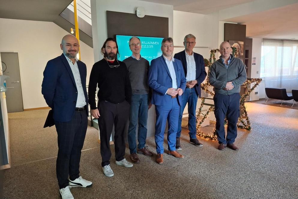 v.l.n.r.: Serkan Akkurt (Wirtschaftsförderer), Florian Kohlbecker (Geschäftsführer), Peter Steiger (Kohlbecker Gesamtplan), Prof. Dr. Christian Dusch (Landrat), Mario Mohr (Dezernent), Matthias Kohlbecker (Geschäftsführer). Foto: Melanie Benz. v.l.n.r.: Serkan Akkurt (Wirtschaftsförderer), Florian Kohlbecker (Geschäftsführer), Peter Steiger (Kohlbecker Gesamtplan), Prof. Dr. Christian Dusch (Landrat), Mario Mohr (Dezernent), Matthias Kohlbecker (Geschäftsführer). Foto: Melanie Benz.