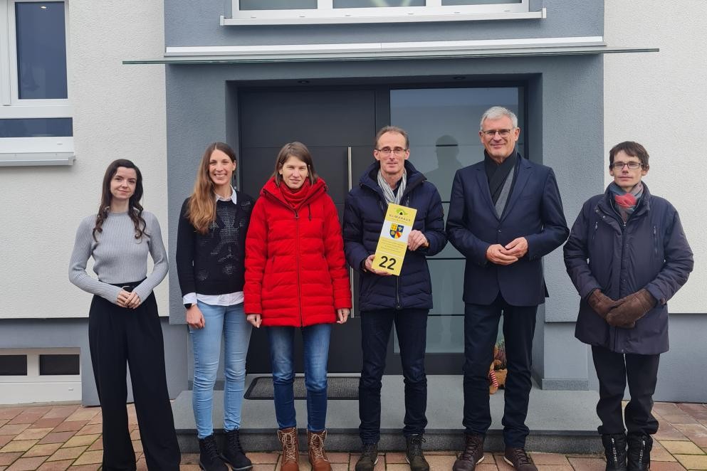 v.l.n.r.: Valérie Laschet (Klimaschutzkoordinatorin Landkreis Rastatt) und Tanya Ganzhorn (Klimaschutzmanagerin RegioENERGIE), Preisträger Manuela Schur und Marius Göhringer, Mario Mohr (Dezernent für Mobilität, Klimaschutz und Infrastruktur) und Matthias Rauch (KEA BW). Foto: Konstantin Durban (Energieagentur Mittelbaden) v.l.n.r.: Valérie Laschet (Klimaschutzkoordinatorin Landkreis Rastatt) und Tanya Ganzhorn (Klimaschutzmanagerin RegioENERGIE), Preisträger Manuela Schur und Marius Göhringer, Mario Mohr (Dezernent für Mobilität, Klimaschutz und Infrastruktur) und Matthias Rauch (KEA BW). Foto: Konstantin Durban (Energieagentur Mittelbaden)