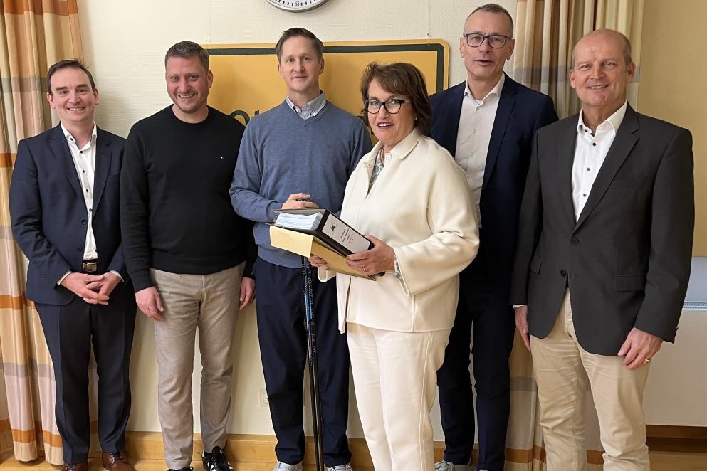 Übergabe der immissionsschutzrechtlichen Ge-nehmigung an den Vorhabenträger in Ottersweier, die Windstrom Schwarzwaldhochstraße GmbH & Co. KG, im Beisein von Bürgermeister Jürgen Pfetzer. Foto: Marion Kohler) Übergabe der immissionsschutzrechtlichen Genehmigung an den Vorhabenträger in Ottersweier, die Windstrom Schwarzwaldhochstraße GmbH & Co. KG, im Beisein von Bürgermeister Jürgen Pfetzer. Foto: Marion Kohler