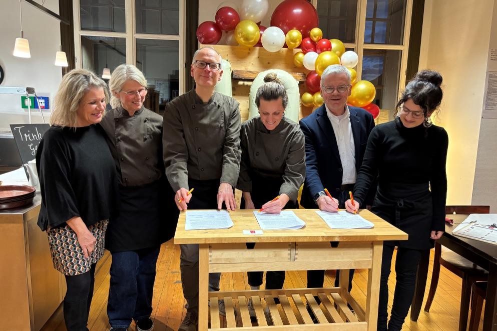 Iris Henke, Bettina Kuner, Christoph Nonnemacher, Sabrina Wiesner, Burkhard Jung und Michaela Höflich bei der Unterzeichnung der neuen Vereinbarung. Foto: Diana Wolf Iris Henke, Bettina Kuner, Christoph Nonnemacher, Sabrina Wiesner, Burkhard Jung und Michaela Höflich bei der Unterzeichnung der neuen Vereinbarung. Foto: Diana Wolf