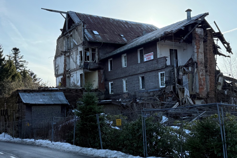 Die Ruine des ehemaligen Kurhauses Hundseck. Foto: Sébastien Oser/Landratsamt Rastatt. Das Foto zeigt die Ruine des ehemaligen Kurhauses Hundseck. Foto: Sébastien Oser/Landratsamt Rastatt.