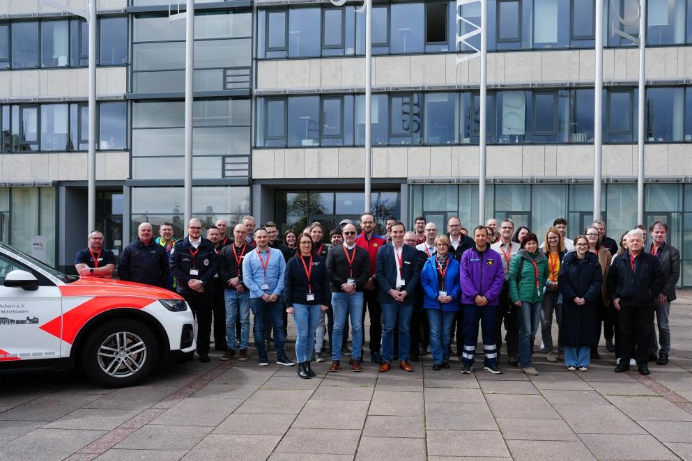 Teilnehmende des Workshops „Weißbuch Bevölkerungsschutz“; Foto: Benjamin Wedewart Das Foto zeigt eine Teilnehmergruppe des Workshops „Weißbuch Bevölkerungsschutz“, die vorm Gebäude des Landratsamtes Rastatt stehen; Foto: Benjamin Wedewart