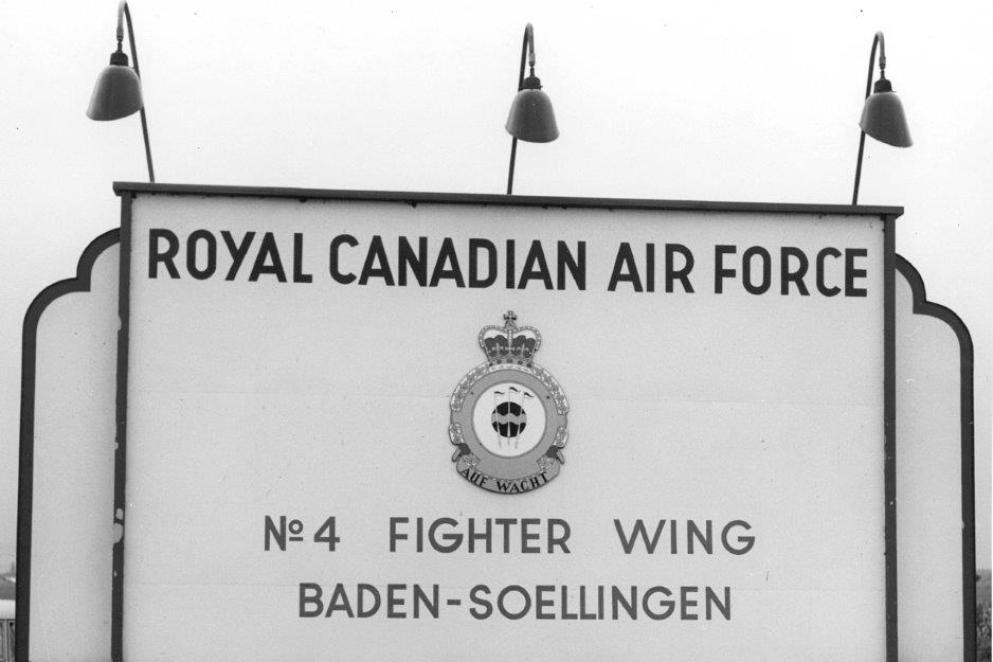 Schild der Royal Canadian Air Force No 4 Fighter Wing an der Zufahrt zur ehemaligen Nato Airbase Söllingen/Hügelsheim. Foto: Kreisarchiv Rastatt Schild der Royal Canadian Air Force No 4 Fighter Wing an der Zufahrt zur ehemaligen Nato Airbase Söllingen/Hügelsheim. Foto: Kreisarchiv Rastatt