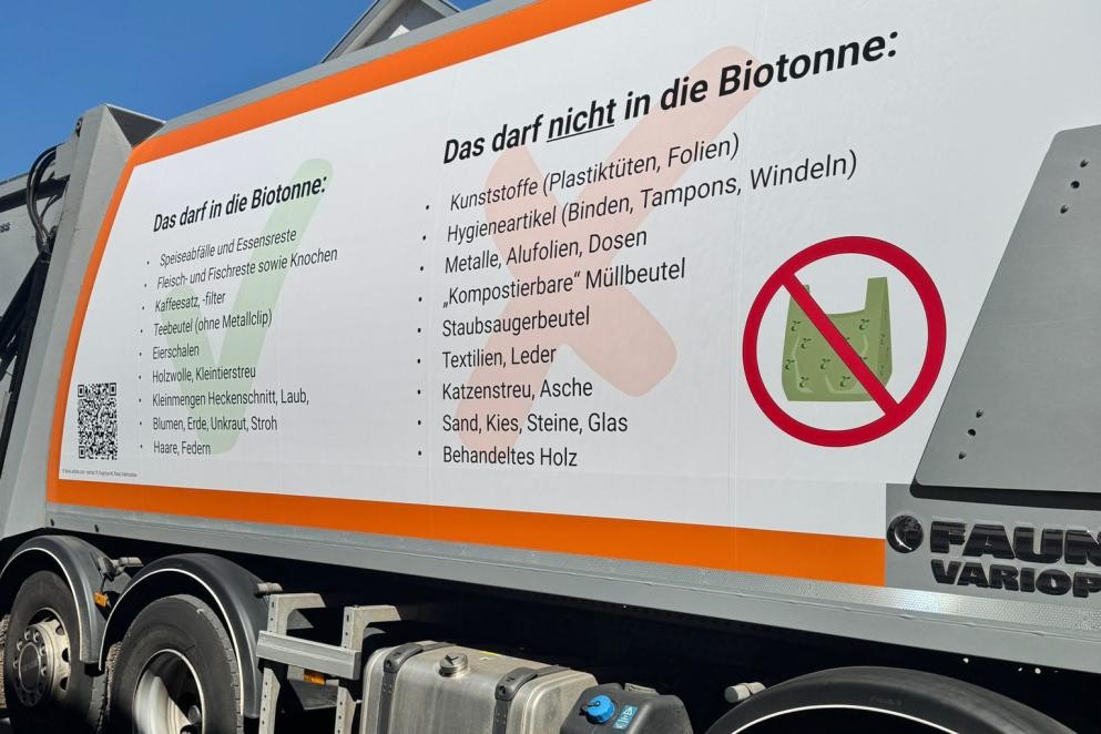 Beklebte Müllfahrzeug sollen für verantwortungsbewusstere Mülltrennung sensibilisieren. Foto: AWB Eine Klebefolie auf einem Müllfahrzeug zeigt an, was in die Biotonne darf und was nicht.
