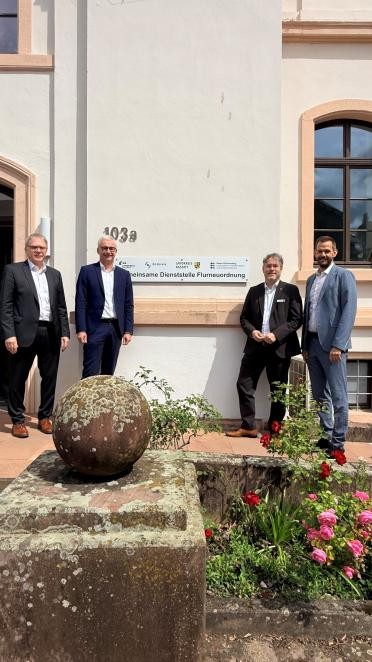 (v.l.n.r.): Präsident Dieter Ziesel (Landesamt für Geoinformation und Landentwicklung), Landrat Dr. Christoph Schnaudigel (Landkreis Karlsruhe), Landrat Prof. Dr. Christian Dusch (Landkreis Rastatt) und Landrat Bastian Rosenau (Enzkreis) bei der offiziellen Einweihung der gemeinsamen Dienststelle für Flurneuordnung in Karlsruhe.