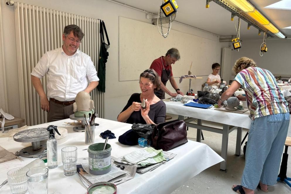Landrat Dusch besucht die Kunstwerkstatt auf Schloss Rotenfels. Foto: Maria di Umberto Das Foto zeigt Landrat Dusch beim Besuch der Kunstwerkstatt auf Schloss Rotenfels. Foto: Maria di Umberto