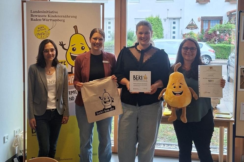 BEKI-Referentin Rebecca Wurz-Wildersinn (v.l.n.r.) und BEKI-Koordinatorin Vera Schindler bei der Übergabe des Zertifikats mit der Leitung der Kita Pünktchen Kim Dudgeon und Patrizia Brenner (Foto: Leonie Grünbacher/LRA) Das Foto zeigt von links nach rechts BEKI-Referentin Rebecca Wurz-Wildersinn und BEKI-Koordinatorin Vera Schindler bei der Übergabe des Zertifikats mit der Leitung der Kita Pünktchen Kim Dudgeon und Patrizia Brenner (Foto: Leonie Grünbacher/LRA)