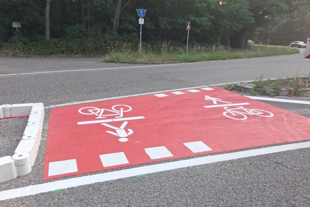 Sichtbar und sicher: An der Einmündung der L78b (Natostraße) in die L75 (ehemals B36) südlich von Rastatt wurde eine Aufstellfläche für den Rad- und Fußverkehr geschaffen. Foto: Fabian Hegele/Landratsamt Rastatt Das Foto zeigt an der Einmündung der L78b (Natostraße) in die L75 (ehemals B36) südlich von Rastatt die neu geschaffene Aufstellfläche für den Rad- und Fußverkehr. Foto: Fabian Hegele/Landratsamt Rastatt