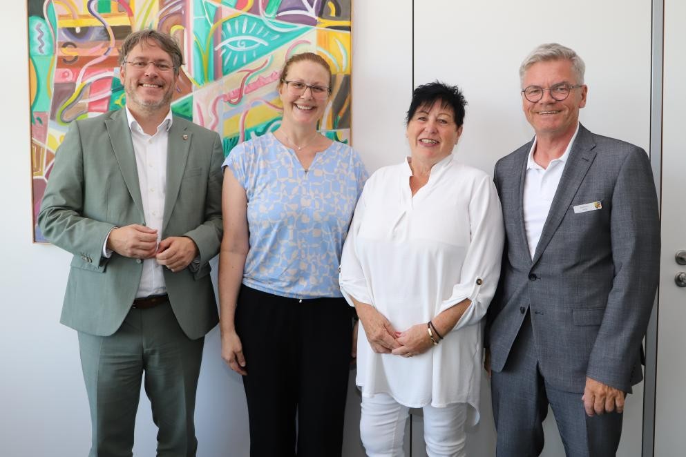 v.l.n.r.: Landrat Prof. Dr. Christian Dusch, Melanie Smil-janic, Cornelia Bergmann und Dezernent Burkhard Jung. Foto: Janina Fortenbacher/LRA Das Foto zeigt von links nach rechts Landrat Prof. Dr. Christian Dusch, Melanie Smil-janic, Cornelia Bergmann und Dezernent Burkhard Jung. Foto: Janina Fortenbacher/LRA